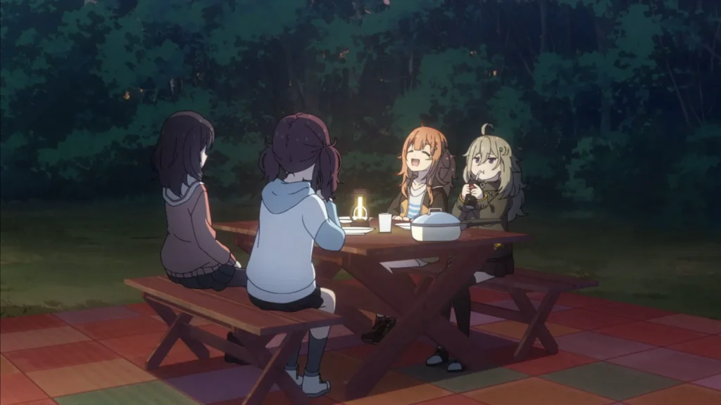 食事を楽しむ４人