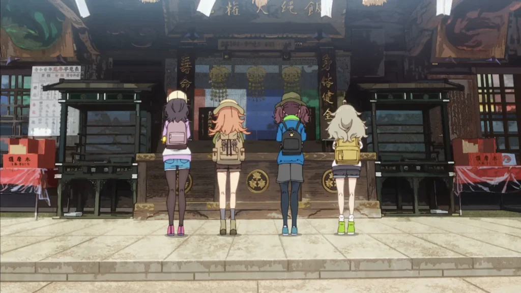 お参りする四人